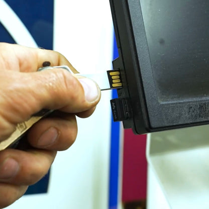 KeyBar-Key-Organizer-Flash-Drive-on-KeyBar-ihand-putting-in-computer